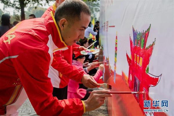 9月26日，在云南師范大學校園內的西南聯合大學舊址，參加活動的青聯委員及青年代表在繪制展板。 新華社記者 胡超 攝