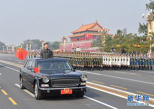 10月1日，慶祝中華人民共和國成立70周年大會在北京天安門廣場隆重舉行。這是中共中央總書記、國家主席、中央軍委主席習近平檢閱受閱部隊。 新華社記者 李濤 攝