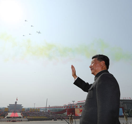 10月1日，慶祝中華人民共和國成立70周年大會在北京天安門廣場隆重舉行。中共中央總書記、國家主席、中央軍委主席習近平發表重要講話并檢閱受閱部隊。這是習近平在天安門城樓上。 新華社記者 鞠鵬 攝jpg