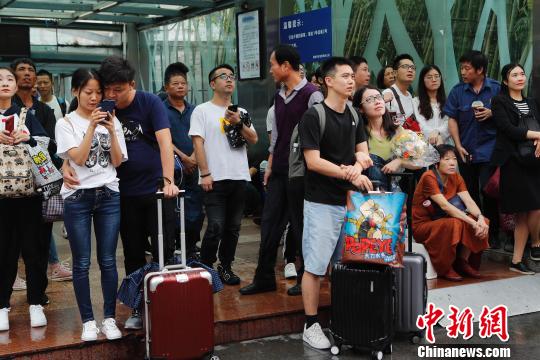 旅客從鐵路上海站出發前往自己的目的地?！∫罅⑶?攝
