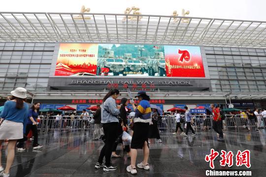 旅客從鐵路上海站出發前往自己的目的地?！∫罅⑶?攝