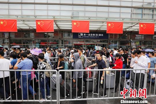 旅客從鐵路上海站出發前往自己的目的地?！∫罅⑶?攝