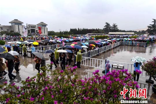 游客冒雨參觀秦始皇帝陵博物院。　張?zhí)熘?攝