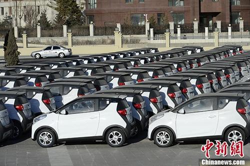 資料圖：集中停放的電動(dòng)汽車。
<a target='_blank' href='http://www.chinanews.com/'>中新社</a>記者 劉文華 攝