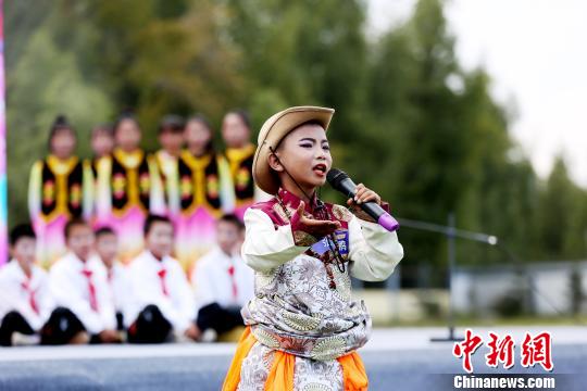 圖為“花兒”演唱?！?zhí)砀?攝