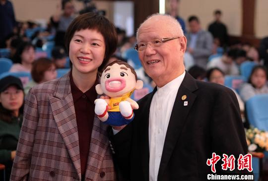 千葉徹彌(右)的到來吸引了很多喜歡他作品的年輕人前來?！°蟛?攝