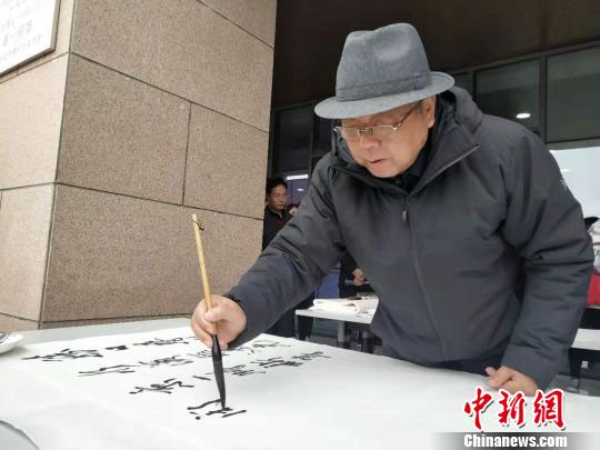 圖為中國美術(shù)家協(xié)會(huì)副秘書長、中國美術(shù)家協(xié)會(huì)理事李榮海進(jìn)行現(xiàn)場(chǎng)書法創(chuàng)作。　魯?shù)り?攝