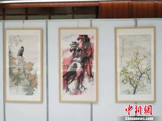 圖為中國書畫名家精品展展出的作品。　魯?shù)り?攝