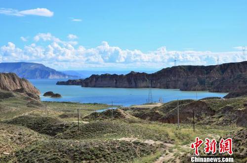 圖為龍羊湖湖面。(資料圖) 魯?shù)り?攝