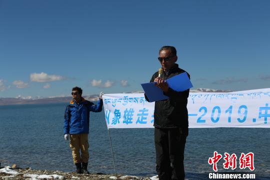 圖為團隊成員在瑪旁雍錯湖邊讀詩。活動方供圖