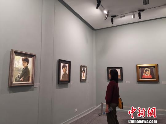 圖為觀眾參觀，“時代的印記——靳尚誼油畫與素描作品展”。　趙曉 攝