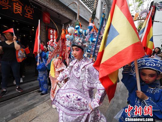 廣州荔灣，粵劇小演員進行粵劇快閃表演。　柯小軍 攝