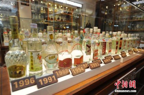 資料圖：各年代的酒品。 張瑤 攝