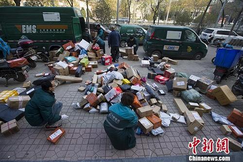 資料圖：雙十一臨近，快遞員也忙碌起來。 <a target='_blank' href='http://www.chinanews.com/'>中新社</a>記者 張云 攝