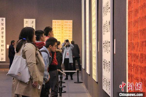 全國書法篆刻展覽由中國文學藝術界聯合會、中國書法家協會主辦，由中國文聯書法藝術中心、山東省文學藝術界聯合會、山東省文化和旅游廳、濟南市人民政府承辦。　趙曉 攝