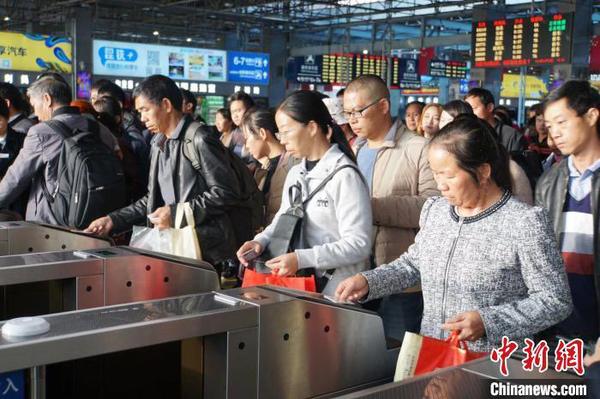  資料圖：鐵路旅客憑有效購(gòu)票身份證件原件進(jìn)站乘車。 楊華 攝