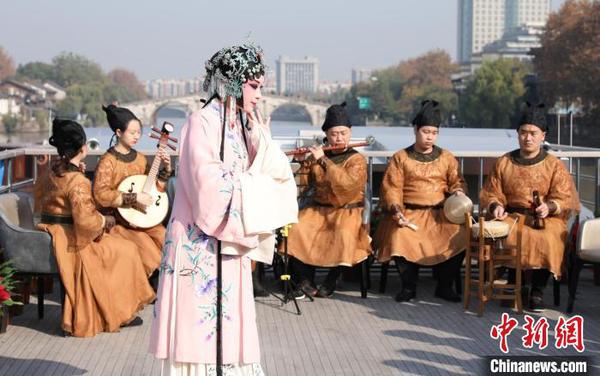 浙江昆劇團國家一級演員楊崑在運河邊表演昆曲。　徐軍 攝