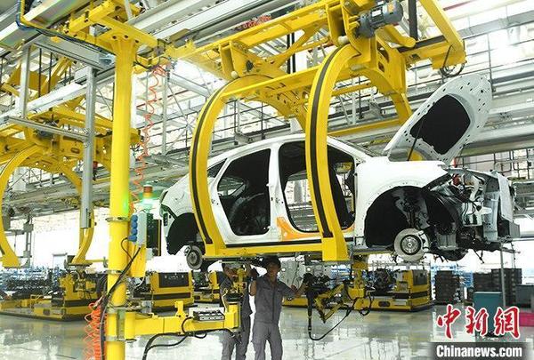 資料圖：汽車生產車間內的工作人員正在組裝車輛。 <a target='_blank' href='http://www.chinanews.com/'>中新社</a>記者 陳超 攝
