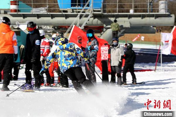 游客體驗滑雪。　馬善婷 攝