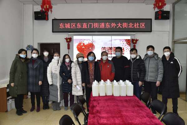 民建東城區(qū)委聯(lián)系購買1500公斤84消毒液，交付社區(qū)用于抗擊新型冠狀病毒肺炎疫情