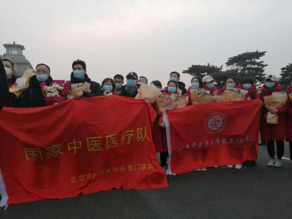 行動五-民盟北京中醫(yī)藥大學委員會第三支部盟員、北京中醫(yī)藥大學東直門醫(yī)院針灸科副主任醫(yī)師劉寧（上圖左三）參與“國家中醫(yī)醫(yī)療隊”，1月27日已抵達湖北武漢，參與武漢中西醫(yī)結(jié)合醫(yī)院的診治工作。