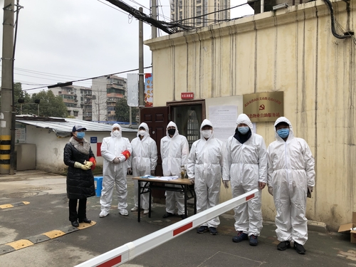 圖為紀娟麗的同學杜立波（右一）和同事在社區(qū)做抗疫服務。