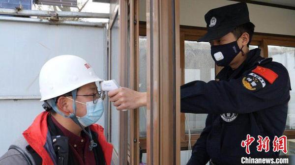 圖為考古工作人員上崗前接受體溫檢測?！＄娦?攝