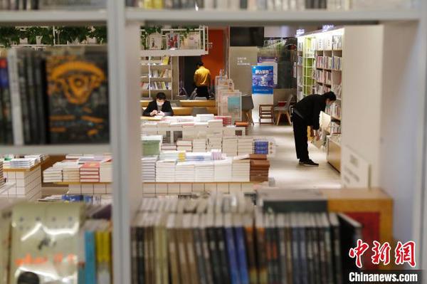 市民戴著口罩在書店挑選書籍。　殷立勤 攝