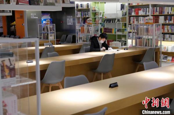 市民戴著口罩在書店閱讀。　殷立勤 攝