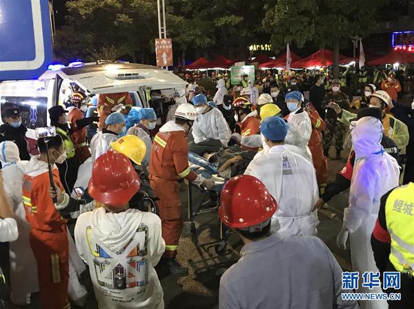 　3月9日晚，救援人員將獲救的母親轉運上救護車。 新華社記者 林善傳 攝