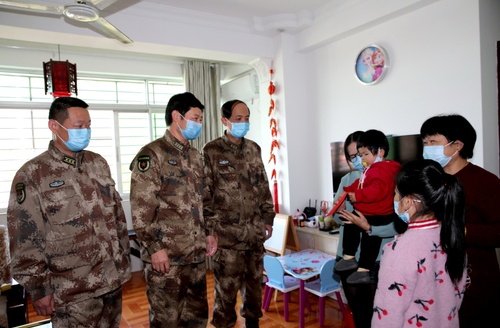 （圖為泉州市委常委、軍分區政委劉建軍帶隊走訪慰問駐泉部隊赴武漢一線醫務人員家屬）