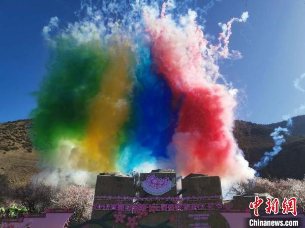 圖為林芝桃花節開幕場景，2019年3月29日，林芝第十七屆桃花旅游文化節在巴宜區開幕(資料圖)?！垈?攝