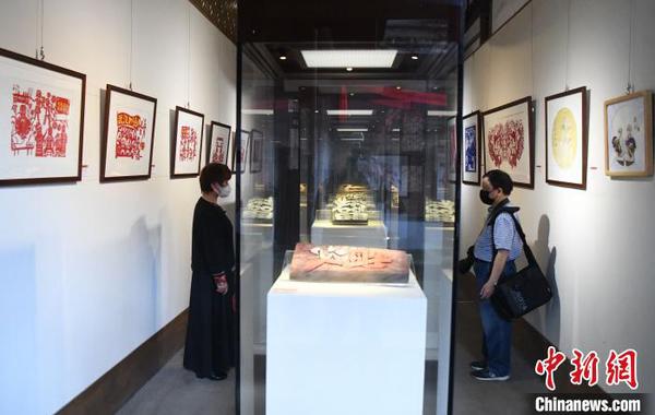 此次展覽近百件參展作品，均為福建非遺傳承人圍繞“戰疫”題材的用心之作。　記者劉可耕 攝