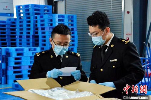 圖為海關工作人員對物資進行查驗。　魯丹陽 攝