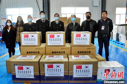 圖為工作人員合影留念。　魯丹陽 攝