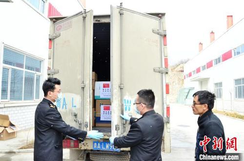 圖為工作人員關閉載著物資貨車的車廂門。　魯丹陽 攝