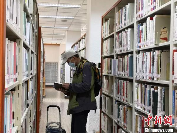 浙江圖書館內(nèi)，讀者在閱讀。　童笑雨 攝