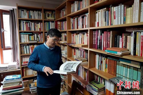 “家里能放書架的地方全部放著滿載的書架”。客廳、書房、走廊、臥室甚至陽(yáng)臺(tái)都放滿了書。　趙彬 攝