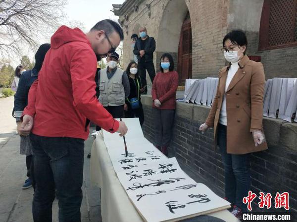 “墨舞春暉——書壇六人捐贈雙塔博物館作品展”25日在山西太原啟幕?！钆迮?攝