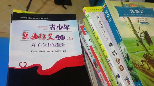 母愛圖書館捐書現場