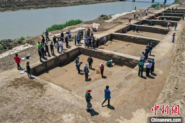 寨卞東南遺址共清理遺跡73個，其中近現代溝2條，漢代灰坑61個，漢代甕棺葬1座，漢代路2條，漢代溝8條?！№n春義 攝