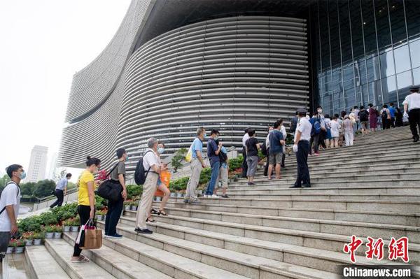 圖書館外排起長隊 張暢 攝