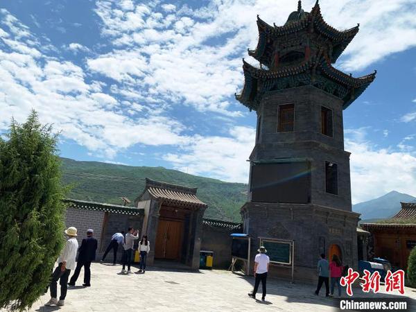 圖為地處“三教一街”的隆務清真大寺。　孫睿 攝