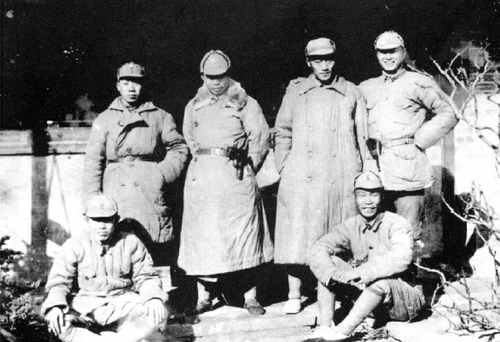 1939年12月，新四軍游擊支隊部分干部合影。后排右起：張愛萍、劉瑞龍、張震球、謝邦治