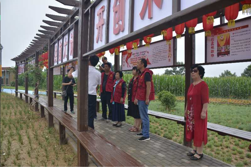 市民觀察團在西嶺守望園廊亭內參觀