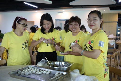 志愿者包餃子慶祝節日（固安幸福志愿服務會供圖）