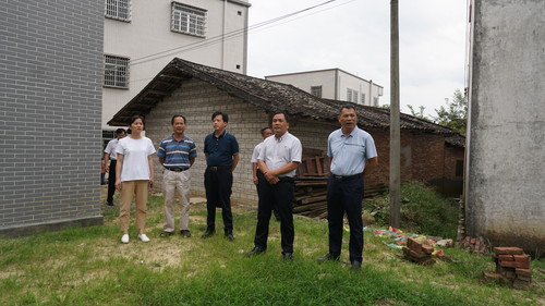 2019年8月29日，市政協黨組書記、主席楊志宇（右二）帶領有關職能部門深入北界鎮西鎮村調研六文自然村村務協商議事會建設遇到的土地難問題。