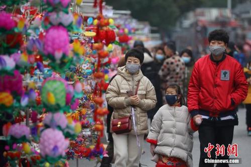 資料圖：佩戴口罩的游客在南京夫子廟花燈市場游覽。中新社記者 泱波 攝