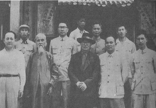 1957年元旦陳嘉庚利用假日休息時間，到鄰近各縣區考察。圖為視察晉江南安時在石井鎮鄭成功祖祠留影。