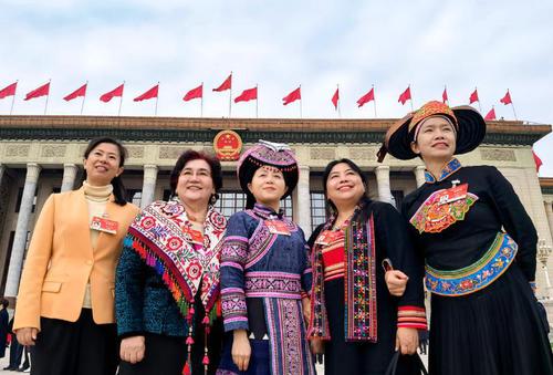 3月8日是婦女節，7日，少數民族界50組委員以飽滿的熱情來到大會堂，為民履職。 特邀委員記者 茸芭莘那攝